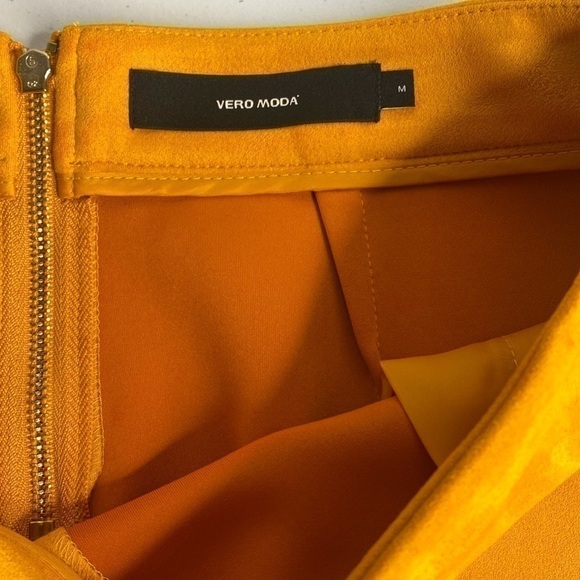 VERO MODA DINA FAUX SUEDE NW SHORT SKIRT BURNT YELLOW SIZE MEDIUM - Picture 2 of 4